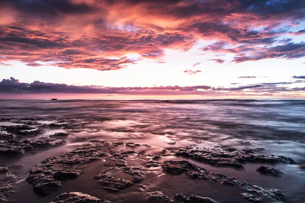 Bellissimo tramonto colorato in mare — Foto Stock