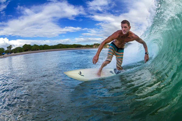 Surfař se těší dokonalé vlny — Stock fotografie