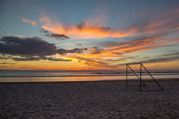 Pôr do sol colorido na praia vazia — Fotografia de Stock