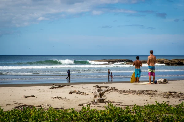 Dois surfistas se preparando para surfar — Fotografia de Stock