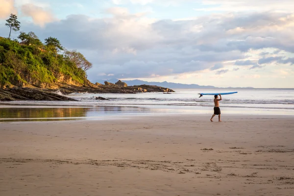 Surfista solitário caminhando para o mar — Fotografia de Stock