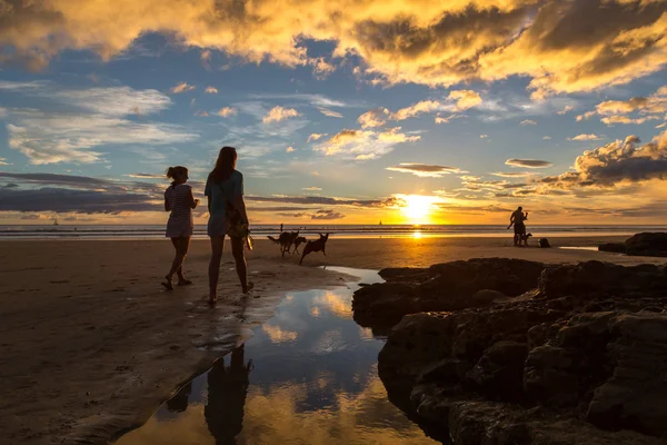 Turista élvezi gyönyörű naplemente a Playa Maderas — Stock Fotó