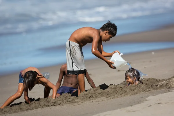 Niños jugando en la playa — Foto de Stock