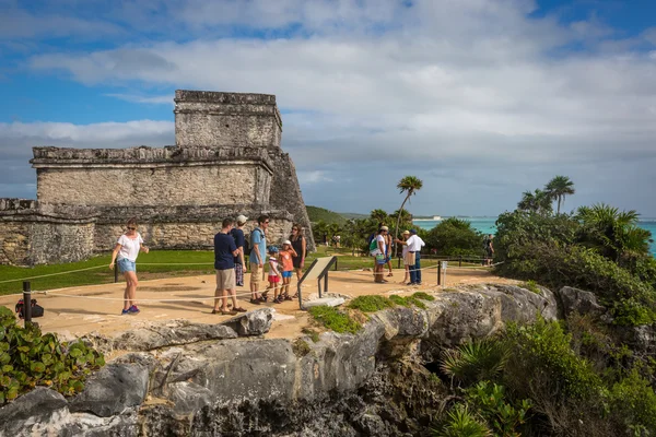 Touristes et habitants profitant d'une journée ensoleillée — Photo