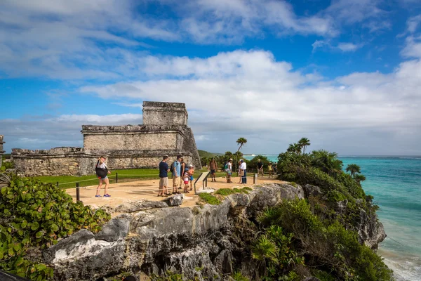 Turistas e locais desfrutando de um dia ensolarado — Fotografia de Stock