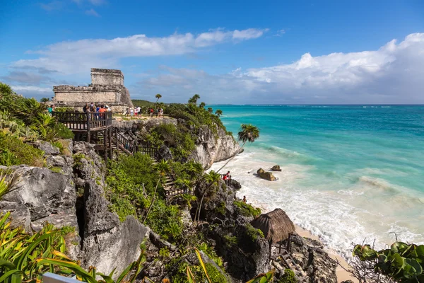 Tulum ruínas com agradável praia azul — Fotografia de Stock