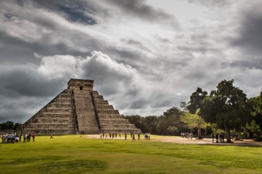 Chichen Itza zevk bulutlu sabah turist