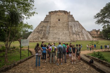 Turistler Uxmal bulutlu gün zevk