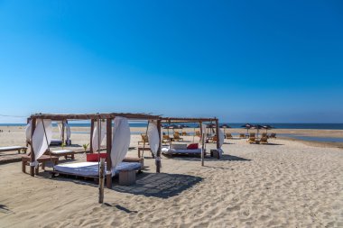 Gökyüzü gün birkaç plaj sandalyeleri
