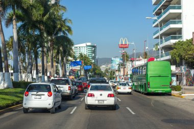 Acapulco şehir merkezindeki işlek yol
