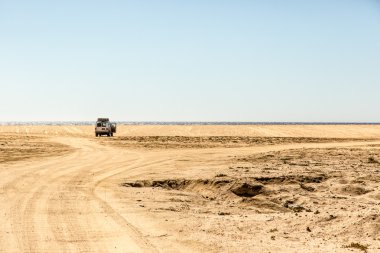 Çöl ortasında araba park
