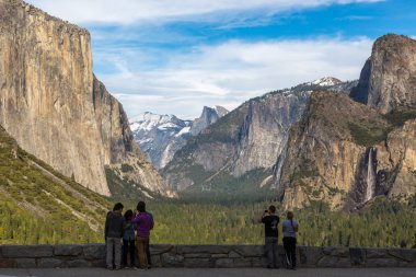 Yosemite Ulusal Parkı'ndaki bir grup insan