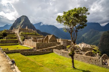 Bulutlu günde Machu Picchu Harabeleri