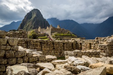 Bulutlu günde Machu Picchu Harabeleri