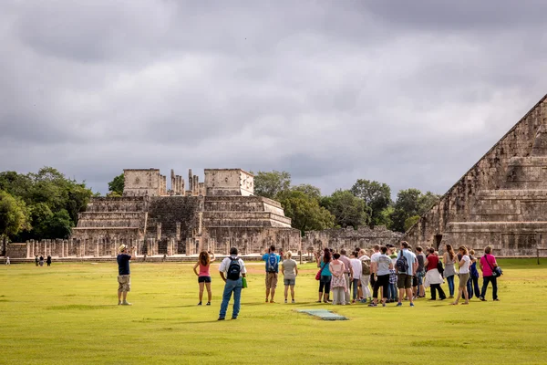 Turystów, ciesząc się rano pochmurno w Chichen Itza — Zdjęcie stockowe