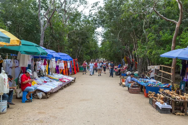 Compras locales dentro de Chichén Itzá — Foto de Stock