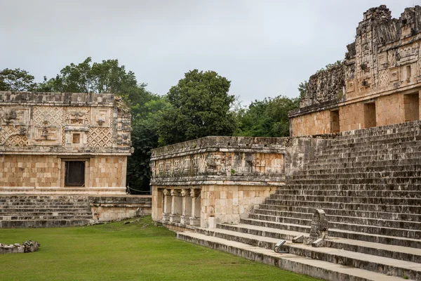 Ruínas famosas de Uxmal no centro do México — Fotografia de Stock