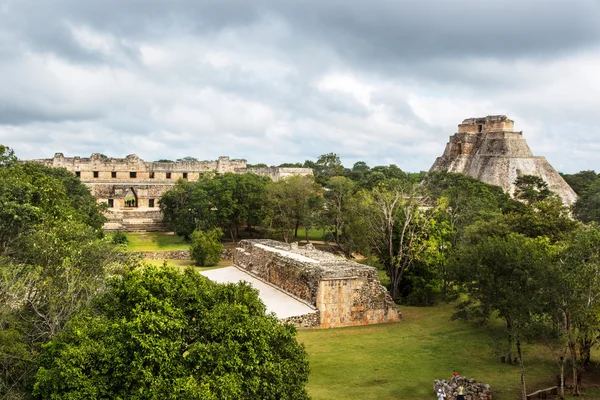 Pirâmide mayan antiga — Fotografia de Stock