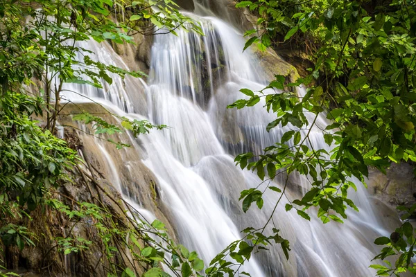 Cachoeira na floresta profunda de Palenque — Fotografia de Stock