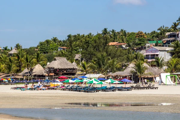 Liegestühle und Sonnenschirme in puerto escondido — Stockfoto