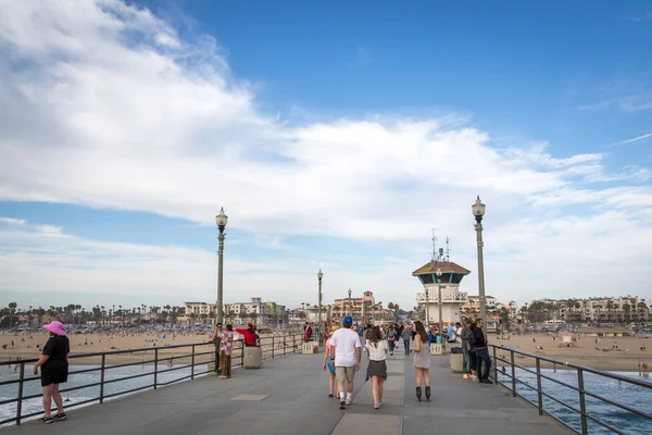 Tourists enjoying pier of Huntington Beach — Stock Photo, Image