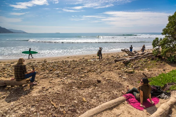 Människor njuter av dagen i surfingplats — Stockfoto