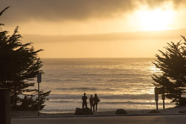 Family watching sunset in Carmel — Stock Photo, Image