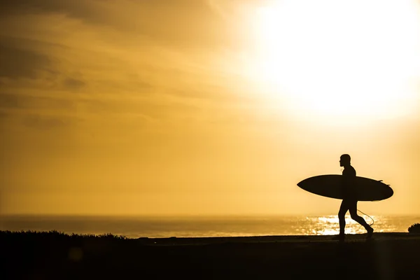 Surfer beim Wandern im Sonnenuntergang — Stockfoto