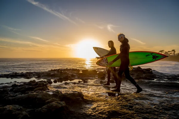 Zwei Surfer zu Fuß mit Surfbrettern — Stockfoto