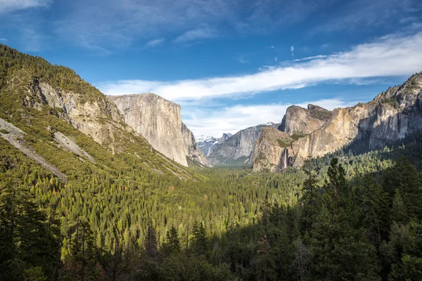 Vale de Yosemite no céu azul dia — Fotografia de Stock