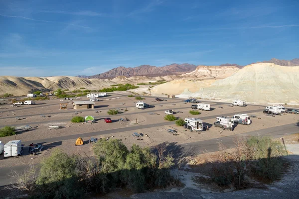 Gran número de coches en el estado de camping —  Fotos de Stock