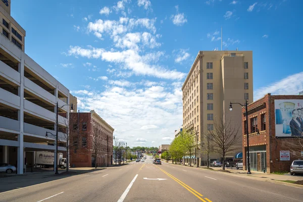 Empty road surrounded by buildings in downtown — Stock Photo, Image