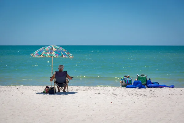 Gente disfrutando de un hermoso día en la playa — Foto de Stock