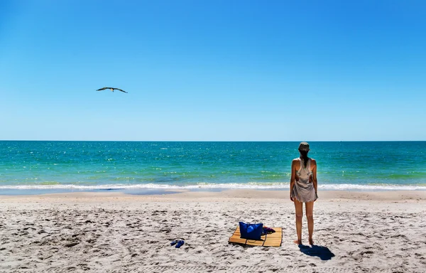Frau genießt blaues Meer — Stockfoto