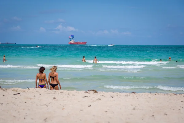 Turistas y locales disfrutando de un día soleado — Foto de Stock