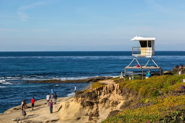 Turistas disfrutando del día en la playa de San Diego — Foto de Stock