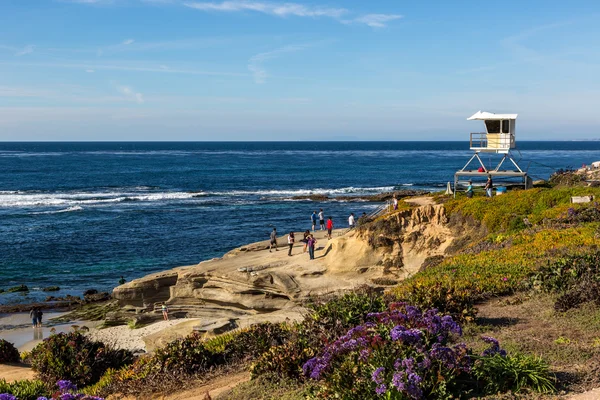 Turister njuter dag i San Diego beach — Stockfoto