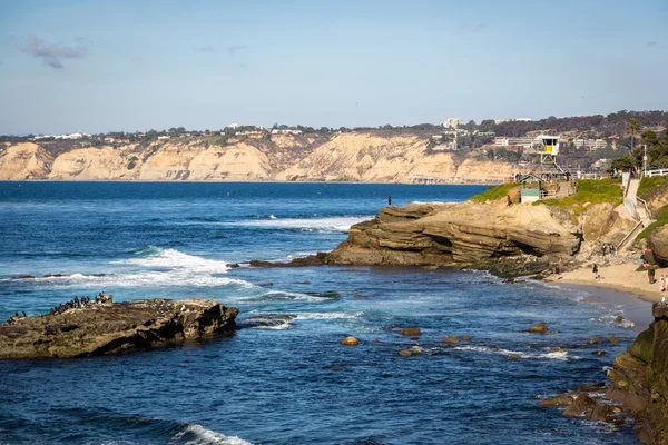 Turister njuter dag i San Diego beach — Stockfoto