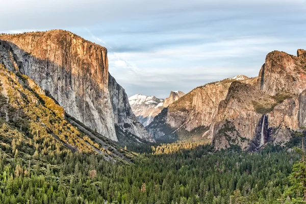 Vista de montanhas e natureza — Fotografia de Stock