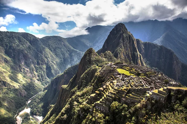 Bulutlu günde Machu Picchu Harabeleri — Stok fotoğraf