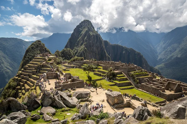 Bulutlu günde Machu Picchu Harabeleri — Stok fotoğraf