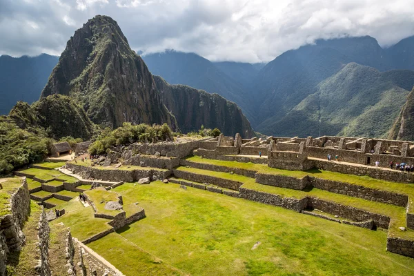 Bulutlu günde Machu Picchu Harabeleri — Stok fotoğraf