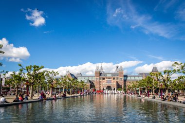 Amsterdam'da güneşli bir günün tadını çıkaran insanlar