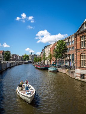 yeşil ağaçlar ile kanal