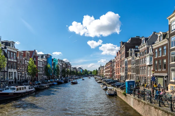 Mavi gökyüzü gün Amsterdam kanal