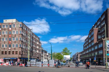 Şehir merkezinde güneşli bir günün tadını çıkaran turistler