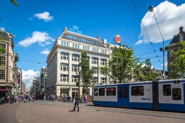 turistler ve Amsterdam şehir merkezinde mavi tren