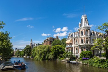 yeşil ağaçlar ile kanal