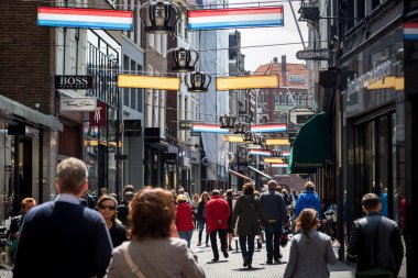 Yerli halk ve turistler şehir merkezinde sokak yürüyüş