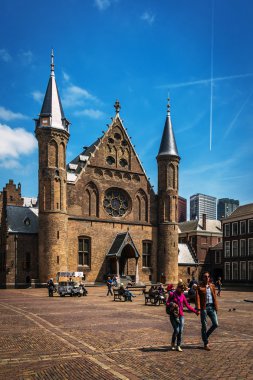 Turistler ve yerliler için Ana Kilisesi Hague yakınındaki